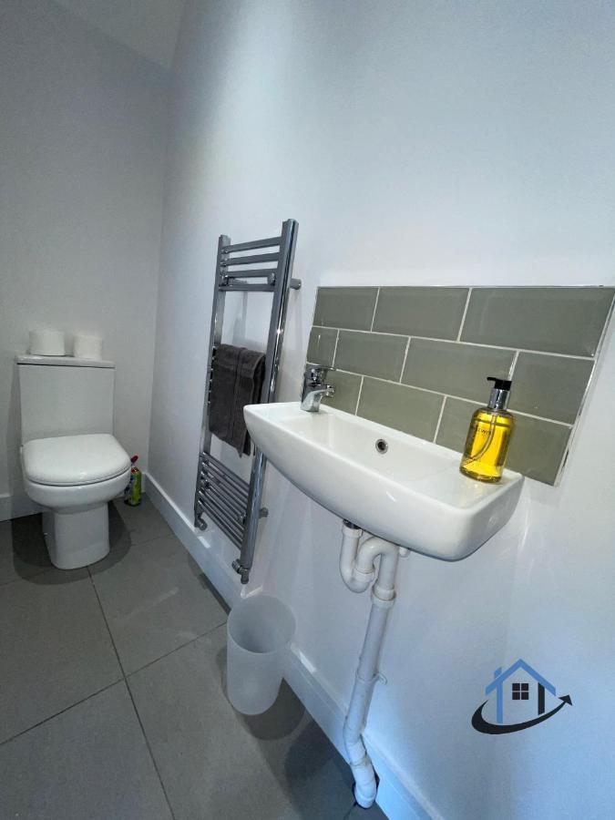 קטרינג Acaster House, X4 Rooms With En-Suites X1 Room Private Bathroom, Street Parking, Close To Train Station מראה חיצוני תמונה