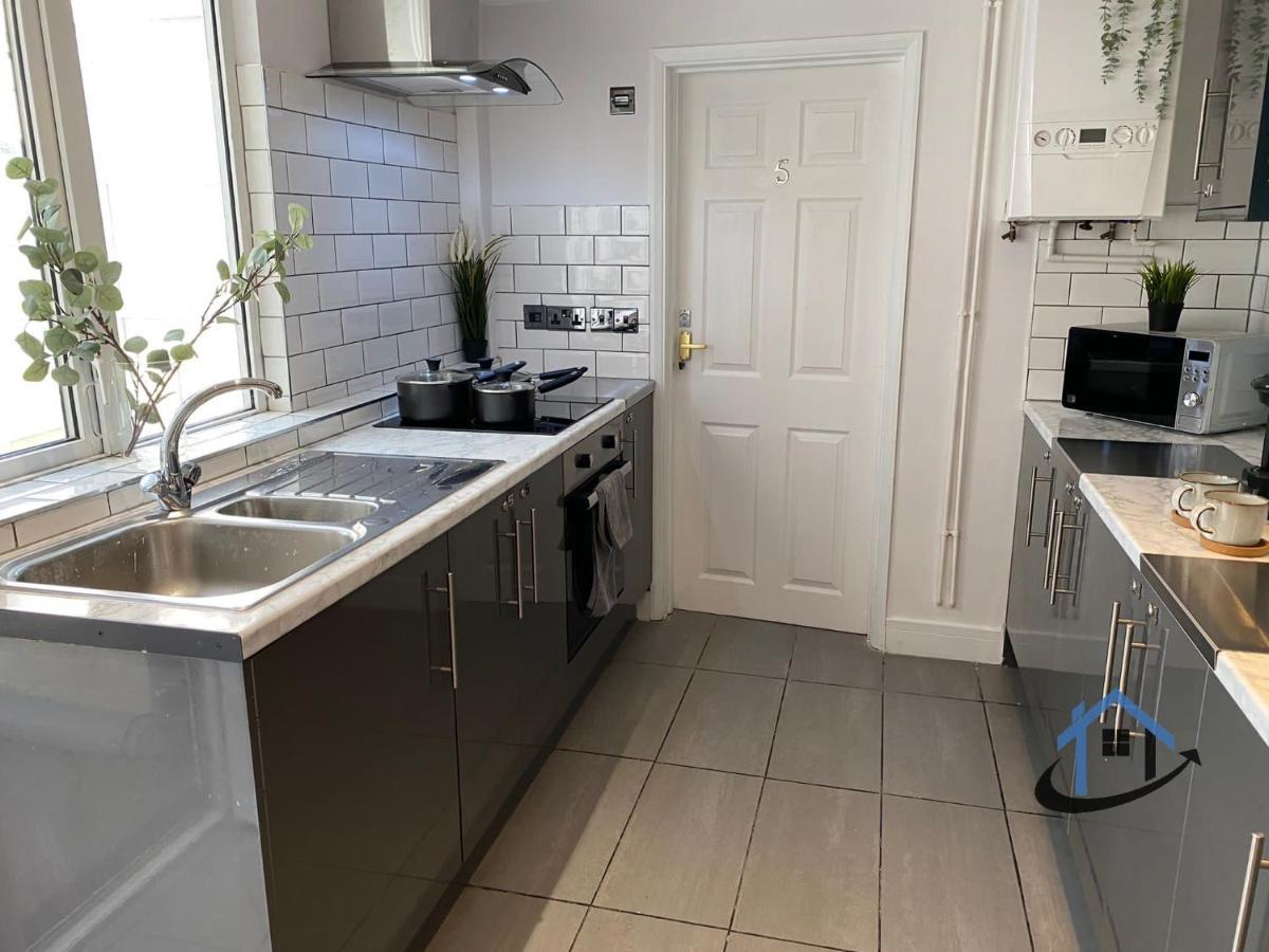 קטרינג Acaster House, X4 Rooms With En-Suites X1 Room Private Bathroom, Street Parking, Close To Train Station מראה חיצוני תמונה