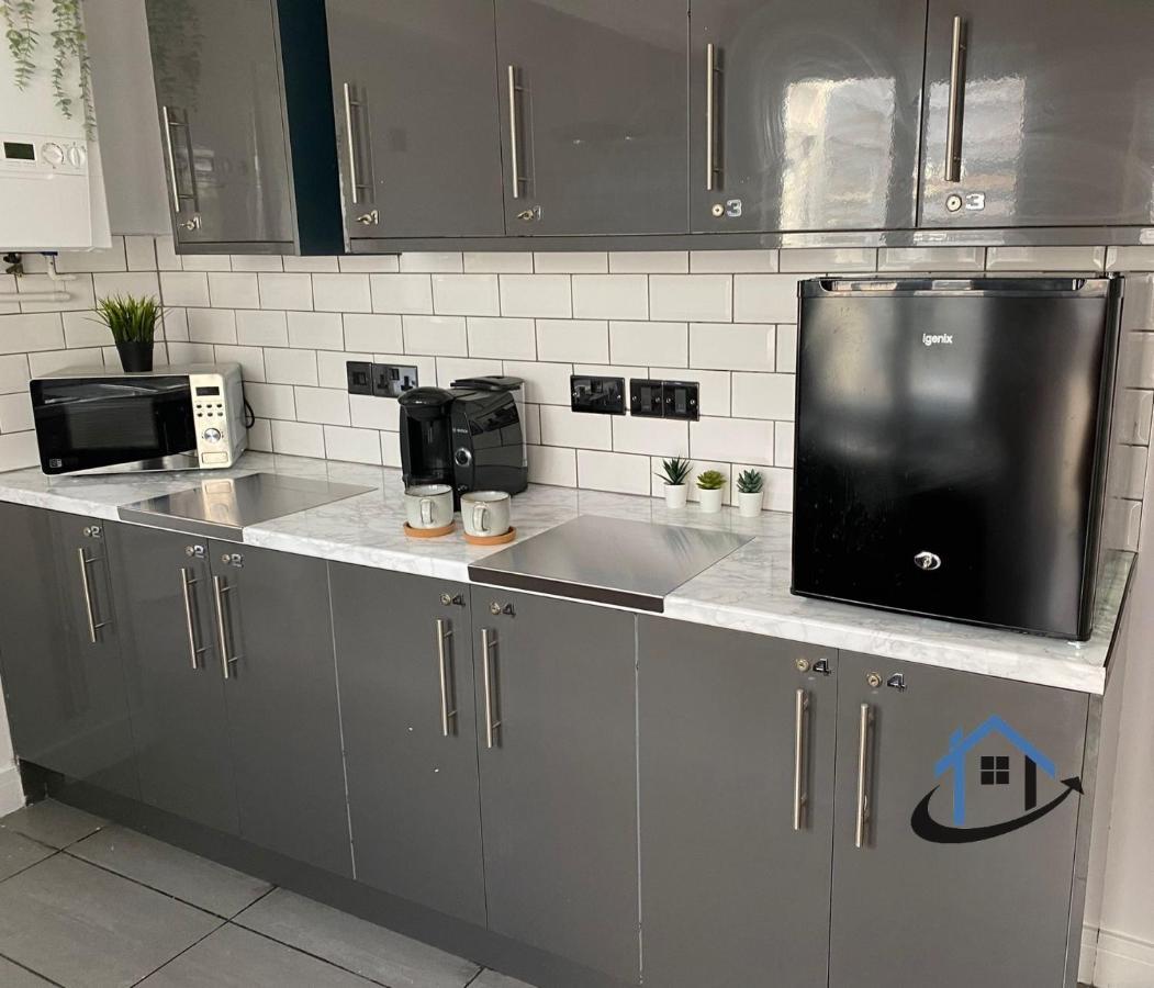 קטרינג Acaster House, X4 Rooms With En-Suites X1 Room Private Bathroom, Street Parking, Close To Train Station מראה חיצוני תמונה