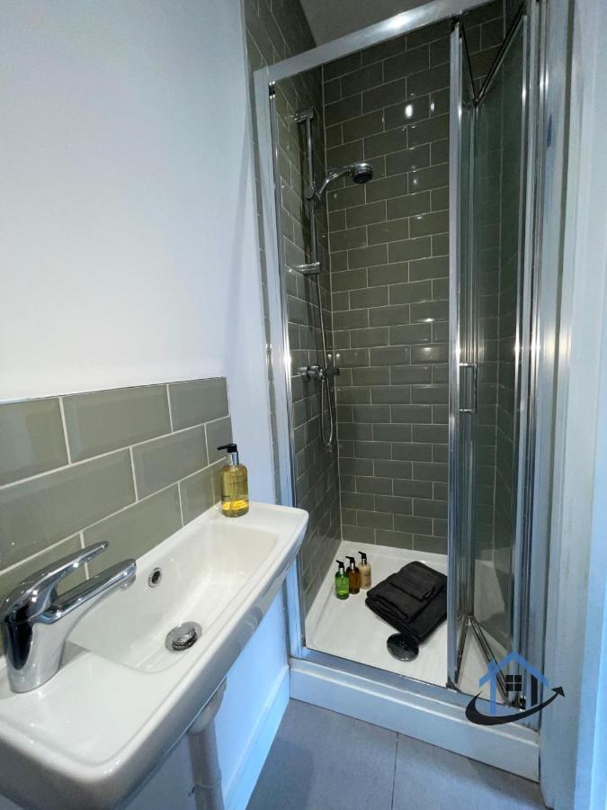 קטרינג Acaster House, X4 Rooms With En-Suites X1 Room Private Bathroom, Street Parking, Close To Train Station מראה חיצוני תמונה