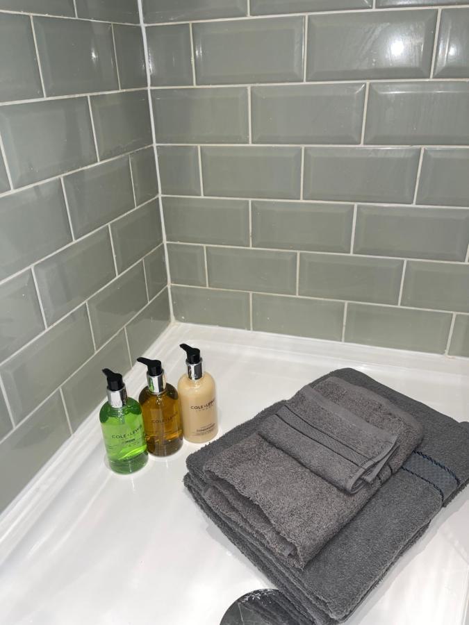 קטרינג Acaster House, X4 Rooms With En-Suites X1 Room Private Bathroom, Street Parking, Close To Train Station מראה חיצוני תמונה